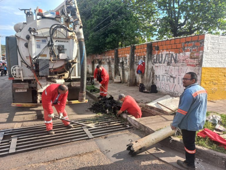 Dirección de Vialidad intensifica trabajos de mantenimiento vial y limpieza de sumideros en distintos barrios de la capital