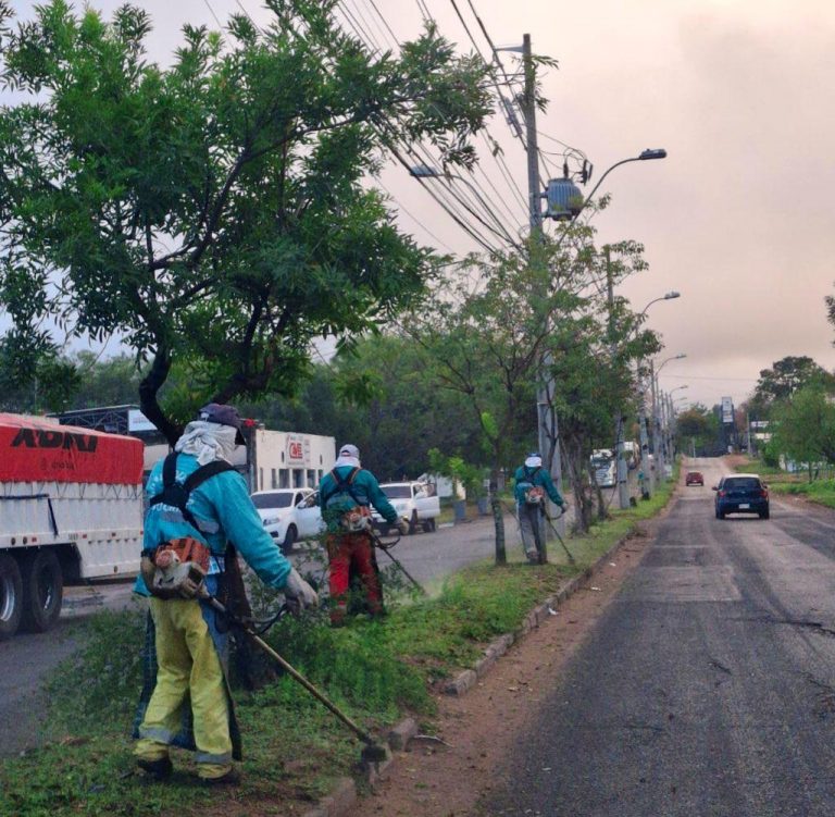Dirección de Servicios Urbanos desplegó un operativo integral de limpieza en el barrio Itá Enramada