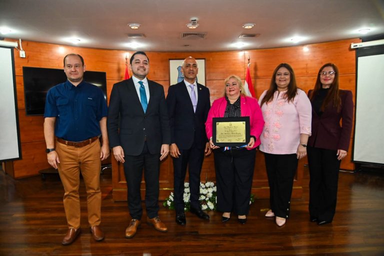 La Junta Municipal distinguió como Hija Dilecta de la Ciudad de Asunción a la Arquitecta Julia Anselmina Maciel González