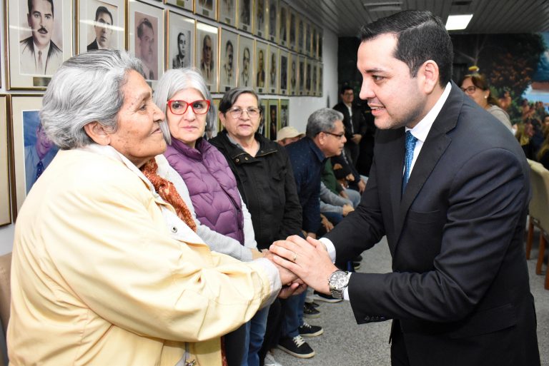 Intendente Luis Bello recibió a un grupo de jubilados de la Caja de Jubilaciones y Pensiones del Personal Municipal