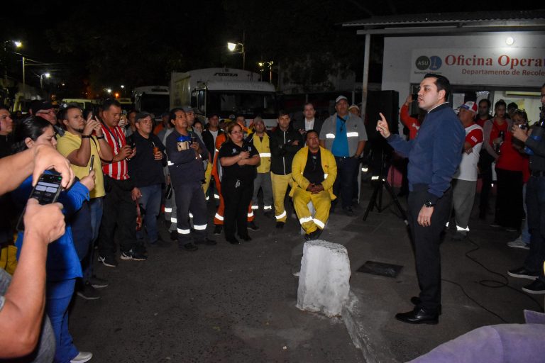 Camiones puestos nuevamente en condiciones vuelven a las calles y refuerzan la recolección de residuos en Asunción