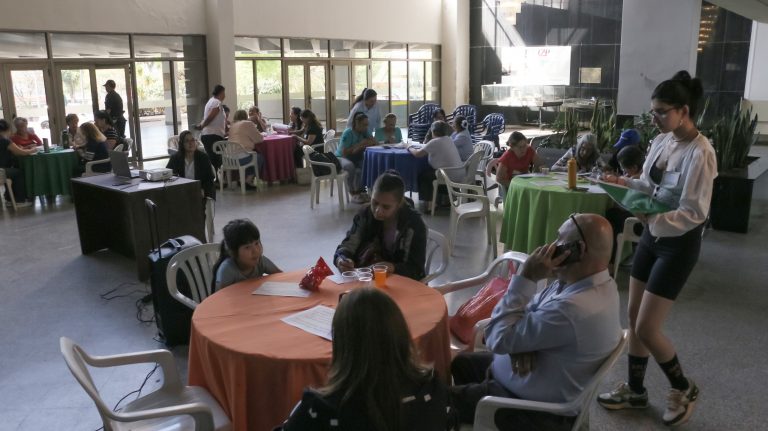 Taller “Reconecta” se realizó en alianza con la carrera de Psicología de la Facultad de Filosofía de la UNA para promover el bienestar de los adultos mayores