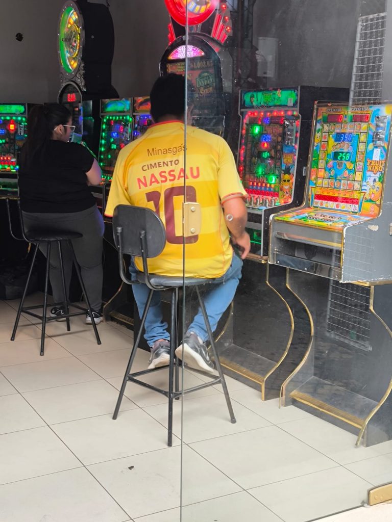 Máquinas tragamonedas ubicadas en espacios no habilitados serán decomisadas