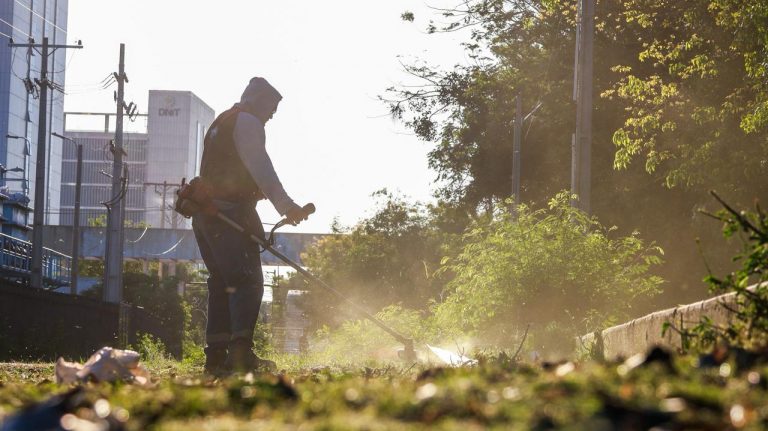 Municipalidad realizó una minga ambiental en el barrio San Jerónimo con participación del Intendente Bello, vecinos y funcionarios