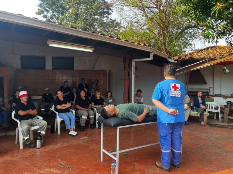 Funcionarios municipales se capacitan en primeros auxilios y manejo de extintores con apoyo de la Cruz Roja Paraguaya