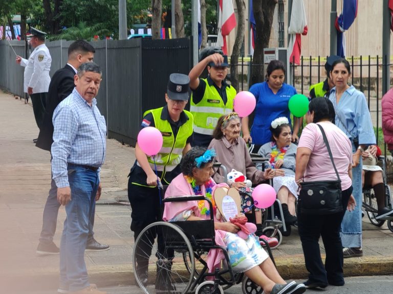 Gran celebración por el Día del Adulto Mayor se realizó en el Casco Histórico con el apoyo del intendente capitalino Luis Bello
