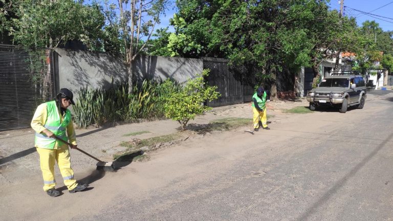 Intensa jornada de limpieza y mantenimiento lleva a cabo la Dirección de Servicios Urbanos en distintos puntos de Asunción