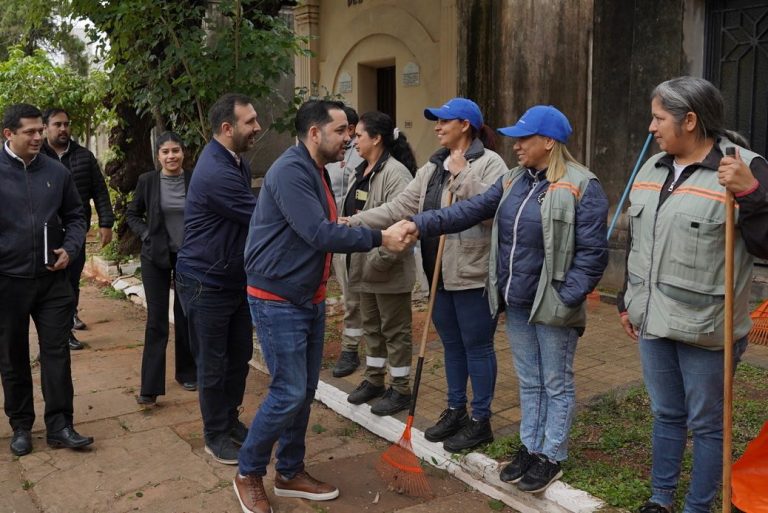 Se enfatizan las tareas de limpieza y mantenimiento en los tres cementerios municipales para este fin de semana
