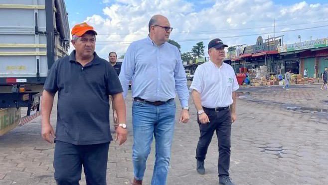 Reparaciones viales se llevan a cabo en el Mercado de Abasto por la masiva concurrencia que habrá para las compras de fin de año