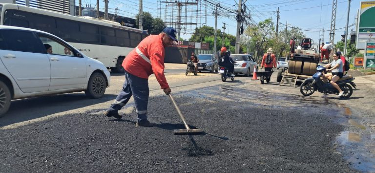 Dirección de Vialidad realiza trabajos de mantenimiento en la avenida Artigas mientras se proyecta su remodelación integral para el año 2026