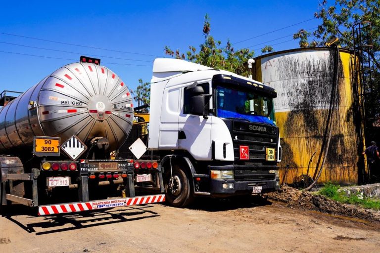 Dirección de Vialidad recibió de PETROPAR derivados de petróleo para potenciar reparaciones de calles en Asunción