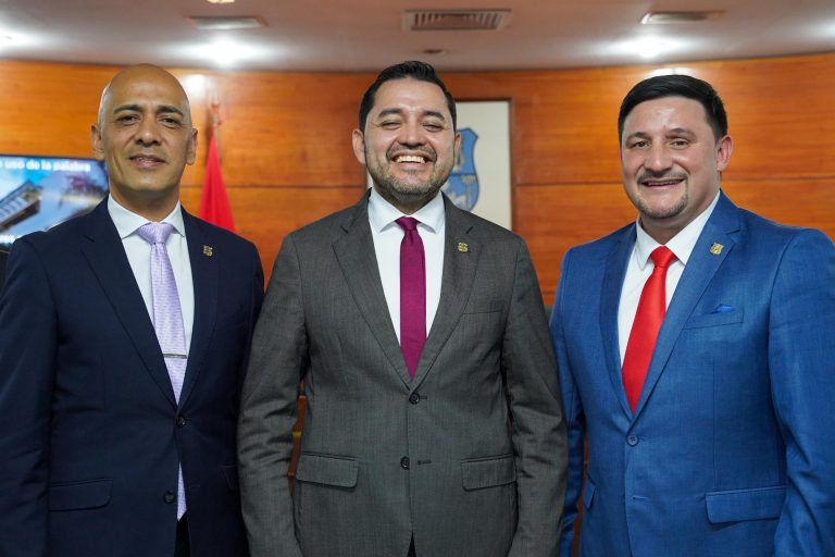 Arturo Almirón asumió como nuevo presidente de la Junta Municipal de Asunción con un llamado al consenso y compromiso con la ciudadanía