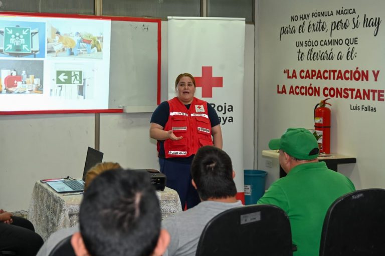 Funcionarios municipales con diferentes tipos de discapacidad son capacitados en evacuación en casos de emergencia