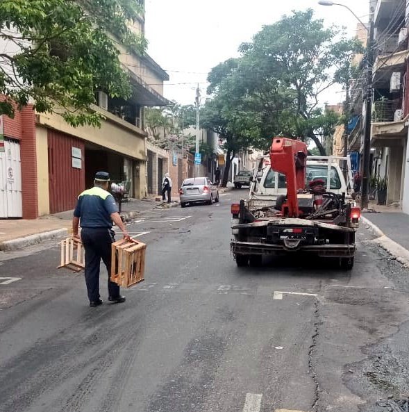 Policía Municipal de Vigilancia prosiguió con tareas de despeje de espacios públicos de estacionamiento reservados de manera ilegal
