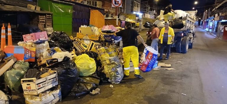 Más de 15 toneladas de residuos fueron retiradas en una sola noche en el Mercado Municipal Nº 4