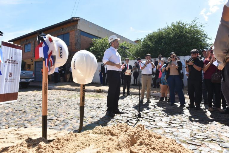 Palada inicial del Plan de Pavimentación Asfáltica de calles empedradas se realizó en el barrio San Pablo