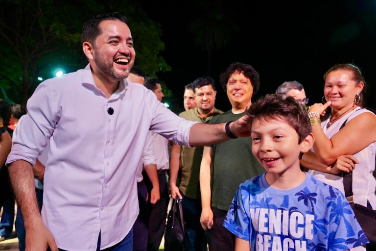 Fantástica velada artística, con multitudinaria concurrencia, se llevó a cabo para inaugurar las reformas de la Plaza Naciones Unidas