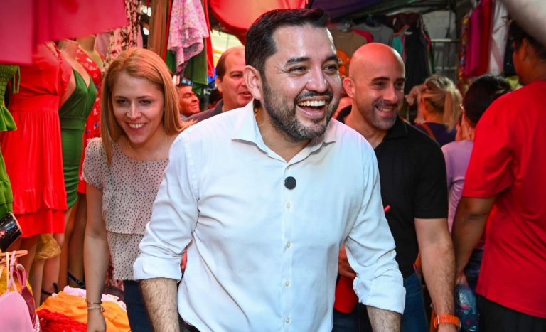 Intendente Luis Bello destacó el dinamismo comercial del Mercado Municipal N° 4 en vísperas de las fiestas