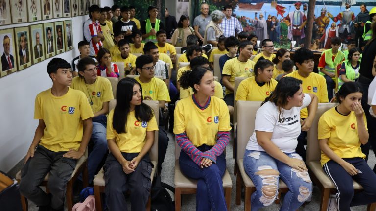 Alumnos de la Escuela Taller de Asunción recibieron con mucha alegría las becas que les permitirán seguir formándose en oficios con rápida salida laboral