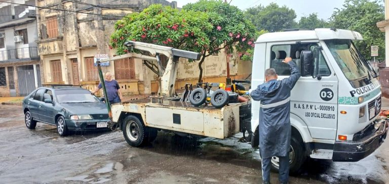 La Policía Municipal de Tránsito desplegó intenso operativo durante el temporal para asistir a conductores y garantizar la circulación en la ciudad