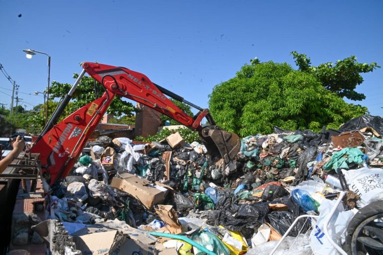 Municipalidad de Asunción interviene y elimina vertedero clandestino en el barrio San Pedro, zona de la Costanera Norte
