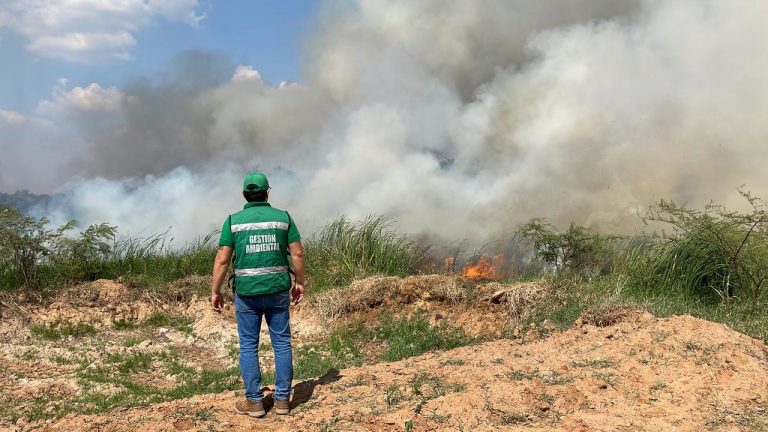 Ante quema de residuos en zonas vulnerables se realizan controles de humo negro en las Costaneras de Asunción