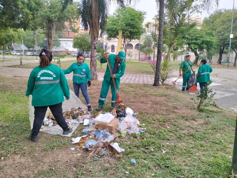 Cuadrillas municipales realizaron limpieza en plazas del entorno del Cabildo tras concentración masiva