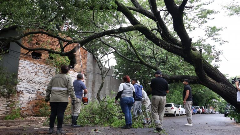 El intendente Luis Bello recorrió barrios de Asunción afectados por el temporal y coordina acciones de asistencia y recuperación