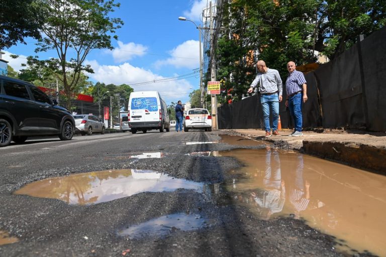 Trabajos de mantenimiento vial que se realizan sobre la avenida Aviadores del Chaco son perjudicados por descargas irregulares de agua