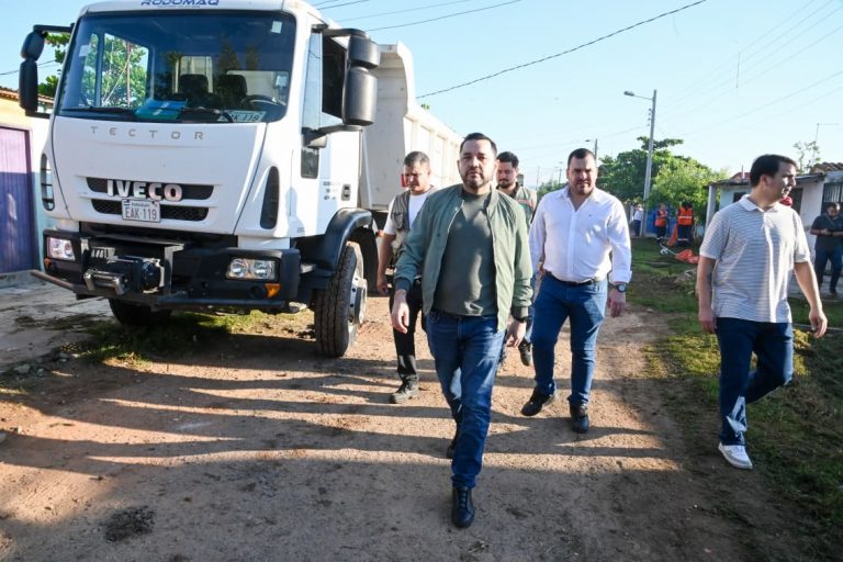 Intendente Luis Bello encabezó operativo de limpieza preventiva en el arroyo Morotĩ