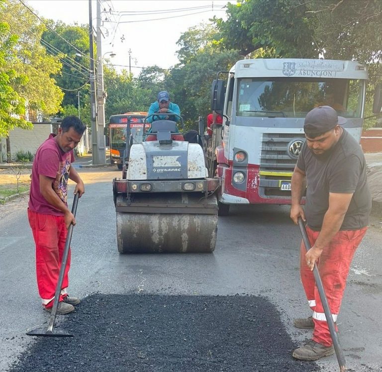 Cuadrillas de la Dirección de Vialidad trabajaron en Semana Santa para brindar calles más transitables a la ciudadanía