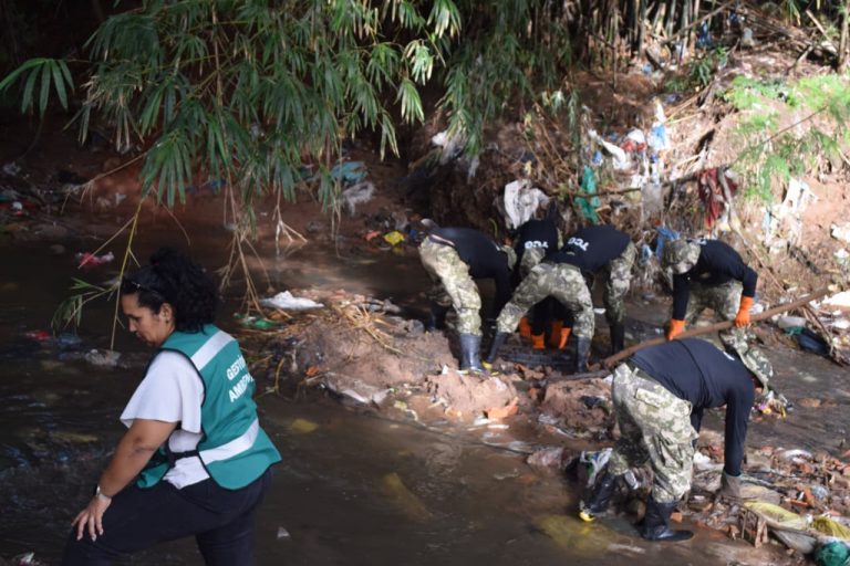 Operativo conjunto de limpieza entre la Comuna Capitalina y el Comando de Ejército Paraguayo se inició en el arroyo Ykua Zanja