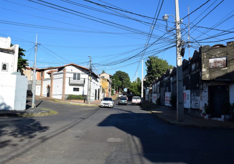 Una calle de Asunción recuerda al Alférez Silva quien se ofreció a morir junto al Mariscal López en Cerro Corá, pero éste le ordenó dejarlo solo