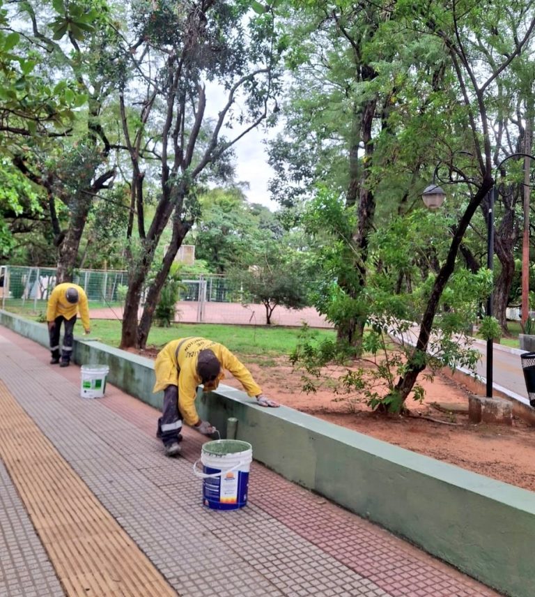Dirección de Servicios Urbanos revitaliza la plaza Pedro Juan Caballero con colaboración vecinal