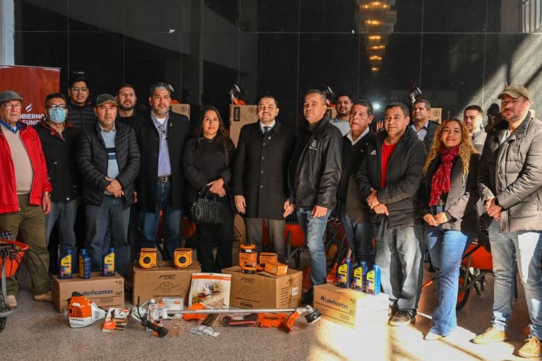 Entregan insumos y herramientas a los Centros Municipales para reforzar los trabajos de limpieza en los barrios