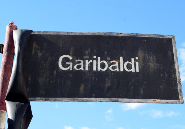 La calle Garibaldi recuerda al héroe de “los camisas rojas” que influyeron en la elección del color del “Partido Colorado”