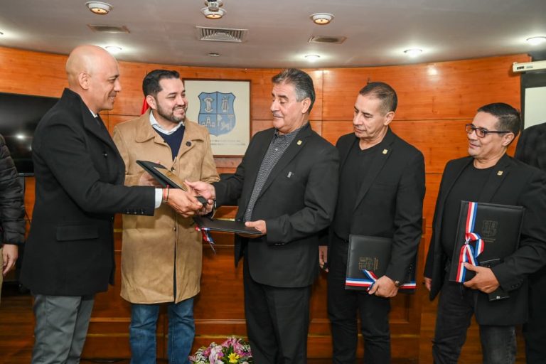 En emotiva ceremonia realizada en la Junta Municipal fueron distinguidos como Hijos Dilectos de Asunción los tres integrantes del grupo musical “Los Ojeda”