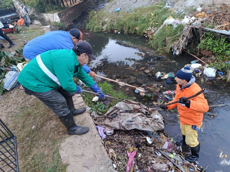 Con maquinaria pesada y trabajo intensivo, la Dirección de Servicios Urbanos avanza en la recuperación de arroyos de la ciudad capital