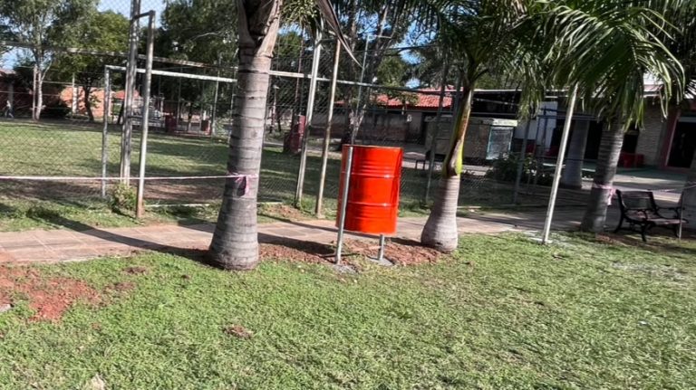 Funcionarios de Servicios Urbanos elaboran basureros basculantes con materiales reciclados para plazas y otros espacios públicos