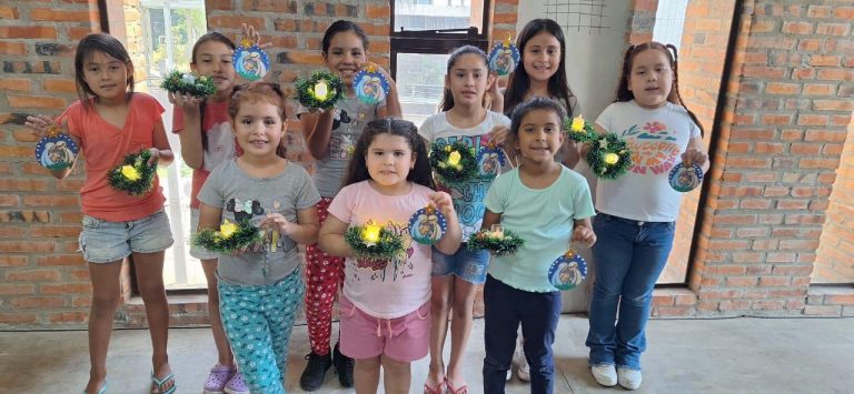 Niñas y Niños del Centro Comunitario San Jerónimo preparan obsequios especiales para homenajear a sus padres