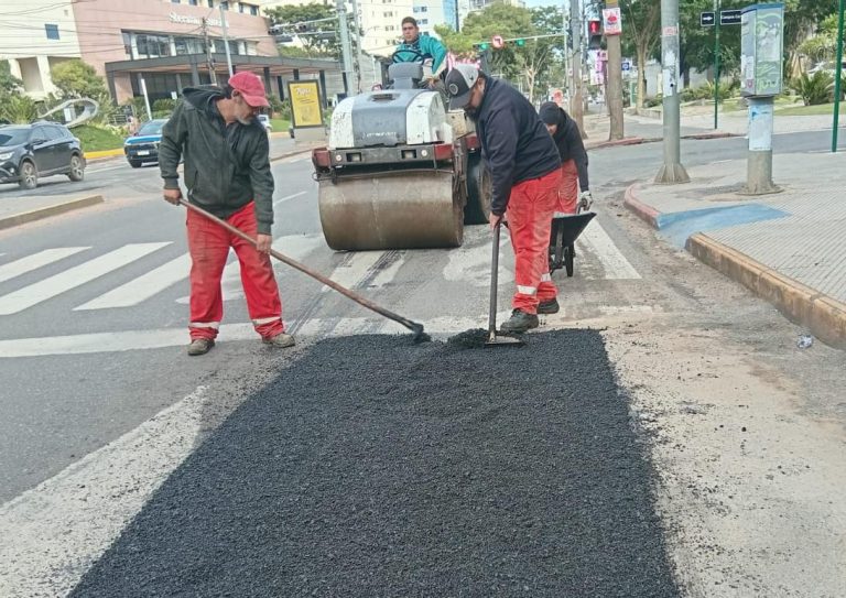 Apenas las condiciones climáticas lo permitieron, la Dirección de Vialidad ejecutó más de 185 bacheos en distintos puntos de la capital