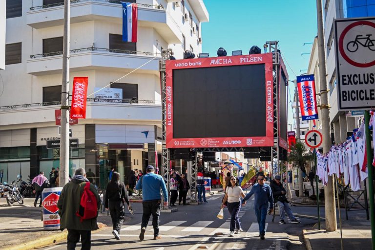 Municipalidad acompaña nueva edición del Centro Alienta para alentar a la Albirroja en el Centro Histórico