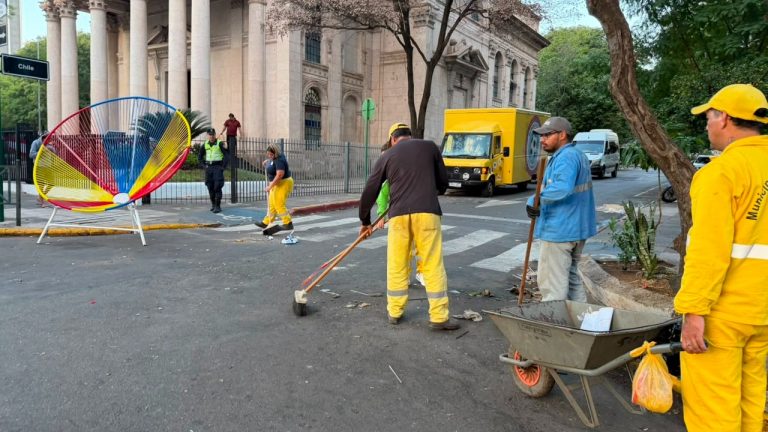 Municipalidad refuerza tareas de limpieza en el Centro Histórico tras la gran victoria de Paraguay