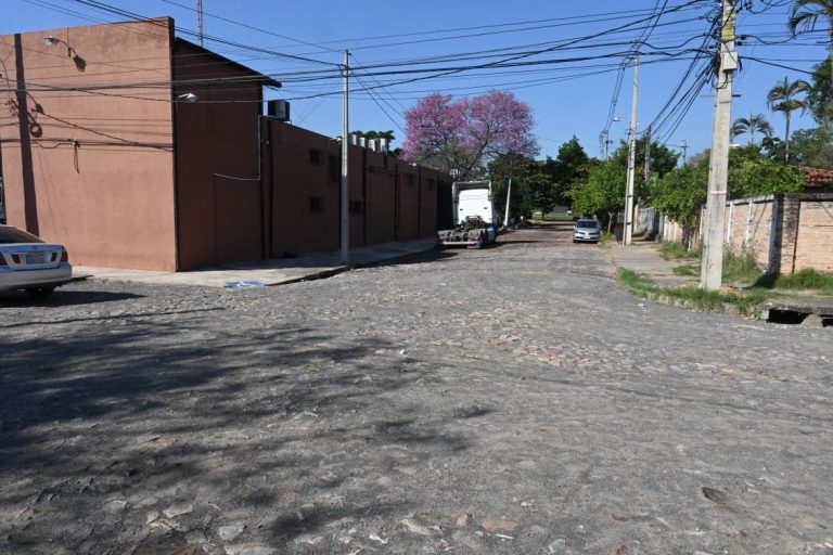 Avanzan obras de empedrado en distintos barrios de Asunción