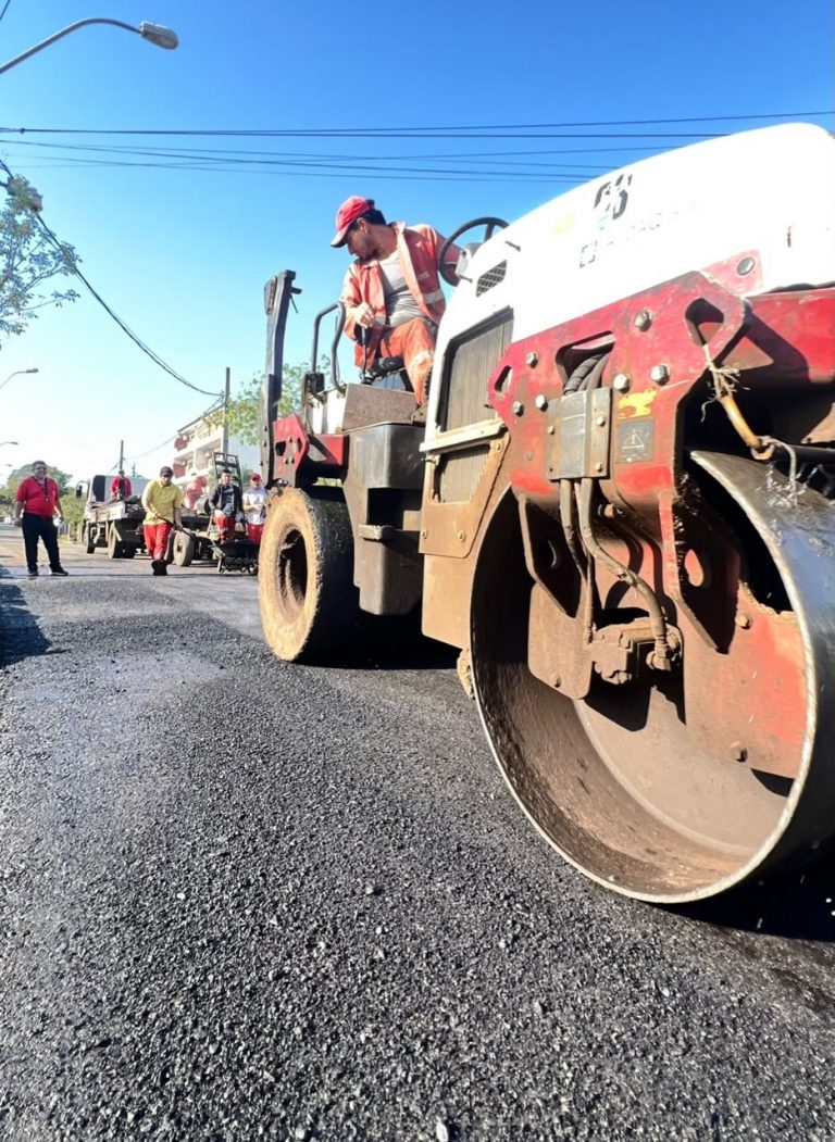 La Municipalidad intensifica trabajos de bacheo y mejoramiento vial sobre toda la avenida Artigas