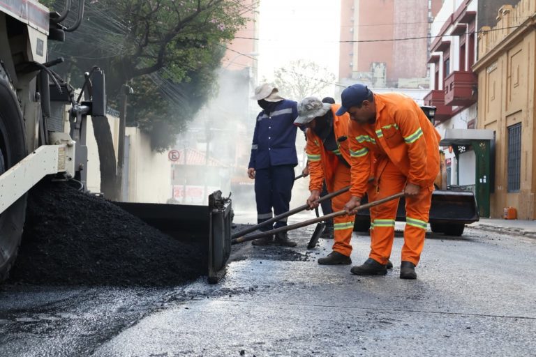 Municipalidad realiza recapado asfáltico en Azara y General Díaz con desvíos programados