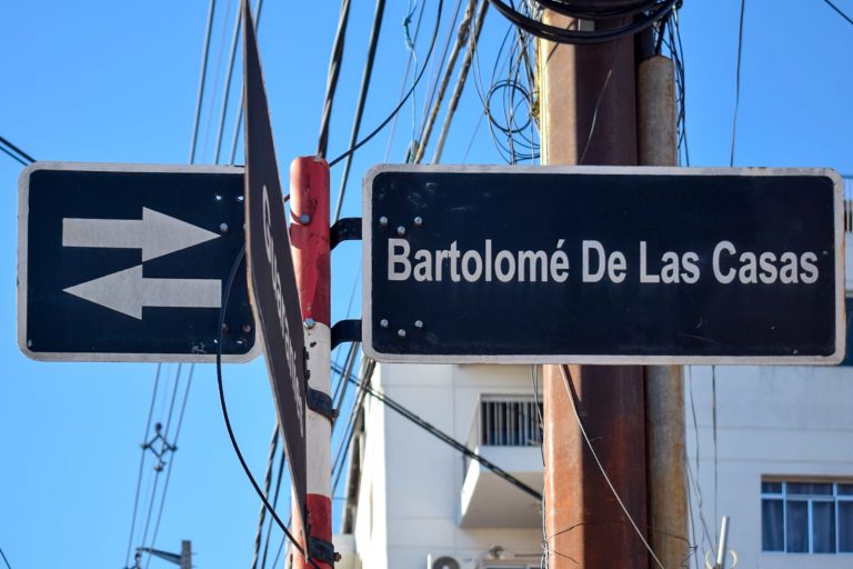 La calle Bartolomé de las Casas recuerda al sacerdote que procuró defender a los indios durante la Conquista Española