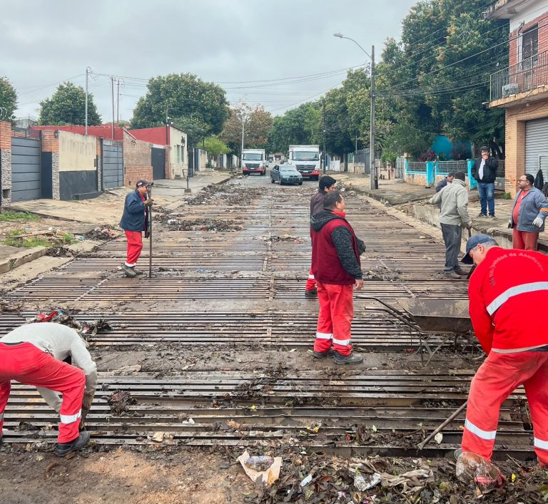 Limpieza de sumideros en zona crítica del barrio San Pablo se llevó a cabo para prevenir raudales