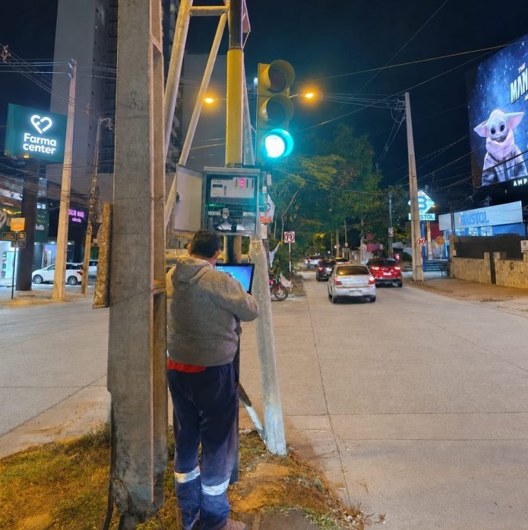 Municipalidad avanza con la optimización de semáforos en Molas López, San Martín y Julio Correa