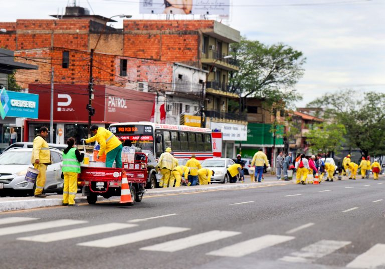 Municipalidad desplegó 80 funcionarios para trabajos de limpieza y pintura sobre la avenida Eusebio Ayala
